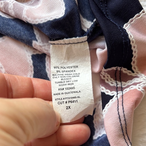 Sleeveless Floral V-Neck Tank Top in Navy and Blush - Picture 5 of 6